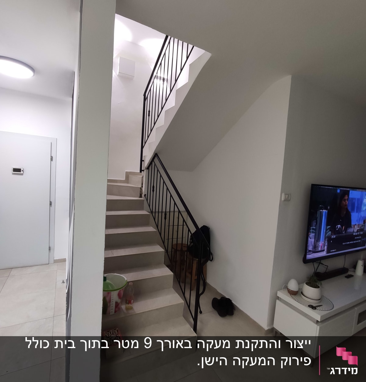 מדרגות עם מעקה מתכת שחור בבית
